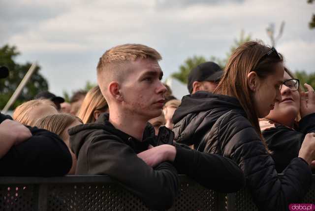 [FOTO] Na scenie Roxie Węgiel, która rozgrzewa publiczność do czerwoności 
