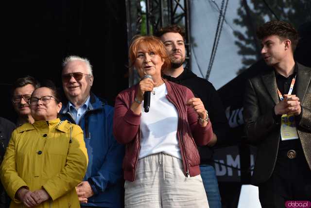 [FOTO] Na scenie Roxie Węgiel, która rozgrzewa publiczność do czerwoności 