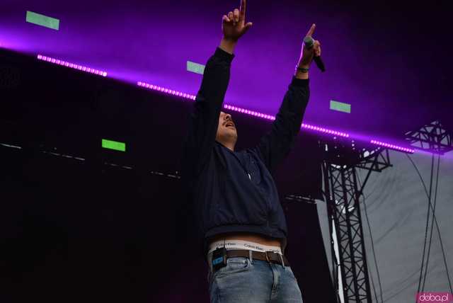 [FOTO] Za nami kolejny koncert na Ziębice FEST. AVI i jego siła hip-hopu rozkołysała publikę 