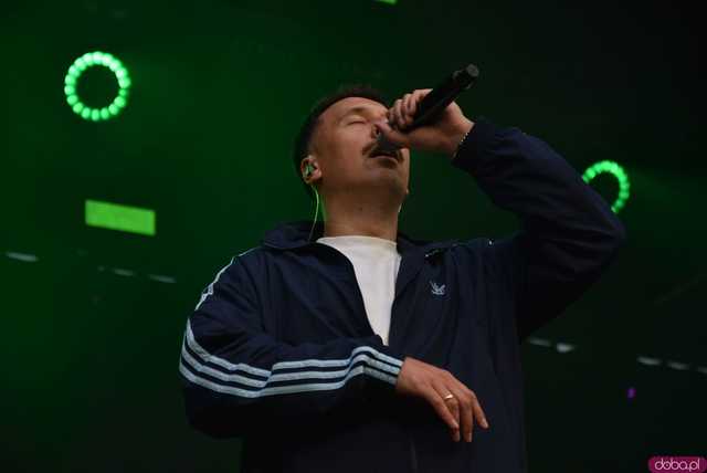 [FOTO] Za nami kolejny koncert na Ziębice FEST. AVI i jego siła hip-hopu rozkołysała publikę 