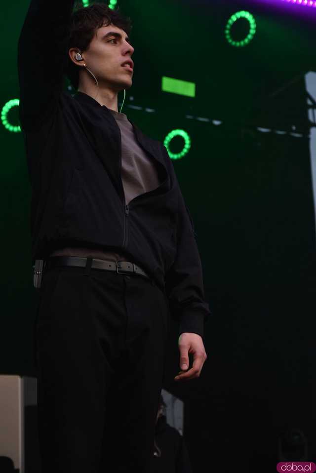 [FOTO] Za nami kolejny koncert na Ziębice FEST. AVI i jego siła hip-hopu rozkołysała publikę 
