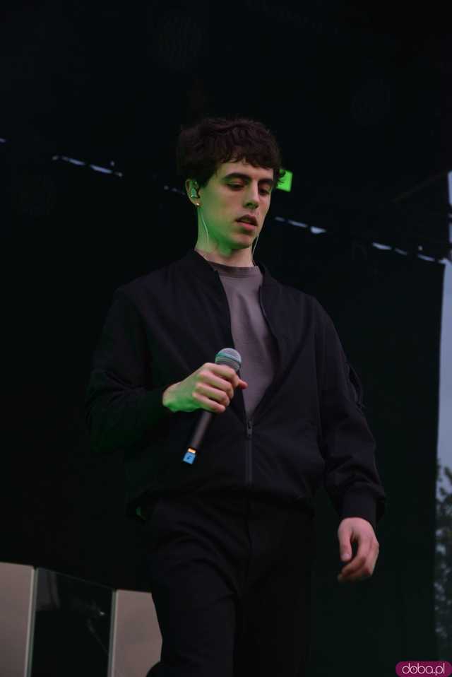[FOTO] Za nami kolejny koncert na Ziębice FEST. AVI i jego siła hip-hopu rozkołysała publikę 