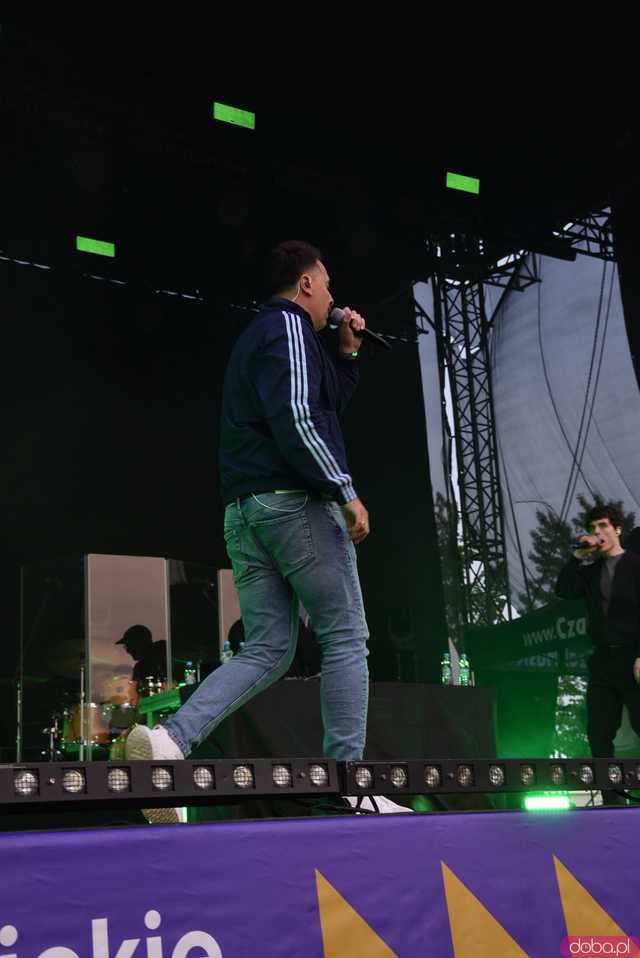 [FOTO] Za nami kolejny koncert na Ziębice FEST. AVI i jego siła hip-hopu rozkołysała publikę 