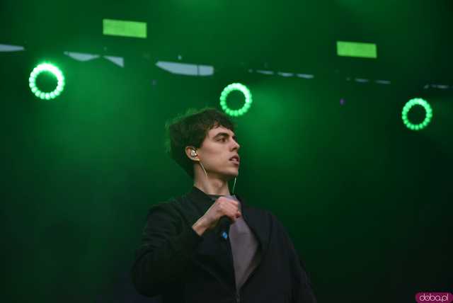 [FOTO] Za nami kolejny koncert na Ziębice FEST. AVI i jego siła hip-hopu rozkołysała publikę 