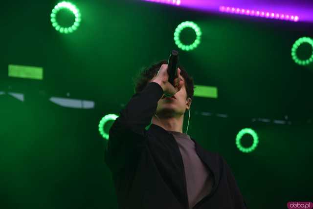 [FOTO] Za nami kolejny koncert na Ziębice FEST. AVI i jego siła hip-hopu rozkołysała publikę 