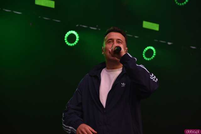 [FOTO] Za nami kolejny koncert na Ziębice FEST. AVI i jego siła hip-hopu rozkołysała publikę 