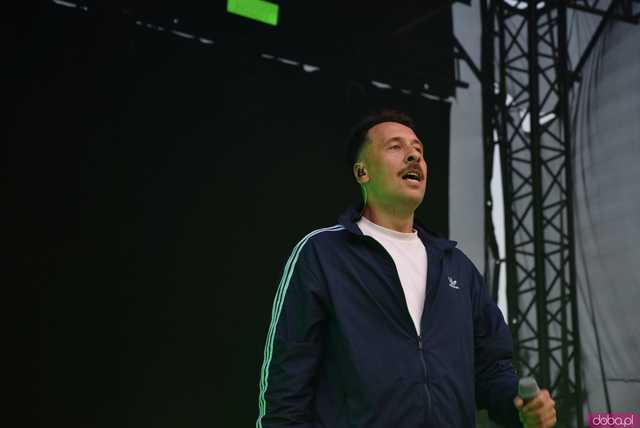 [FOTO] Za nami kolejny koncert na Ziębice FEST. AVI i jego siła hip-hopu rozkołysała publikę 