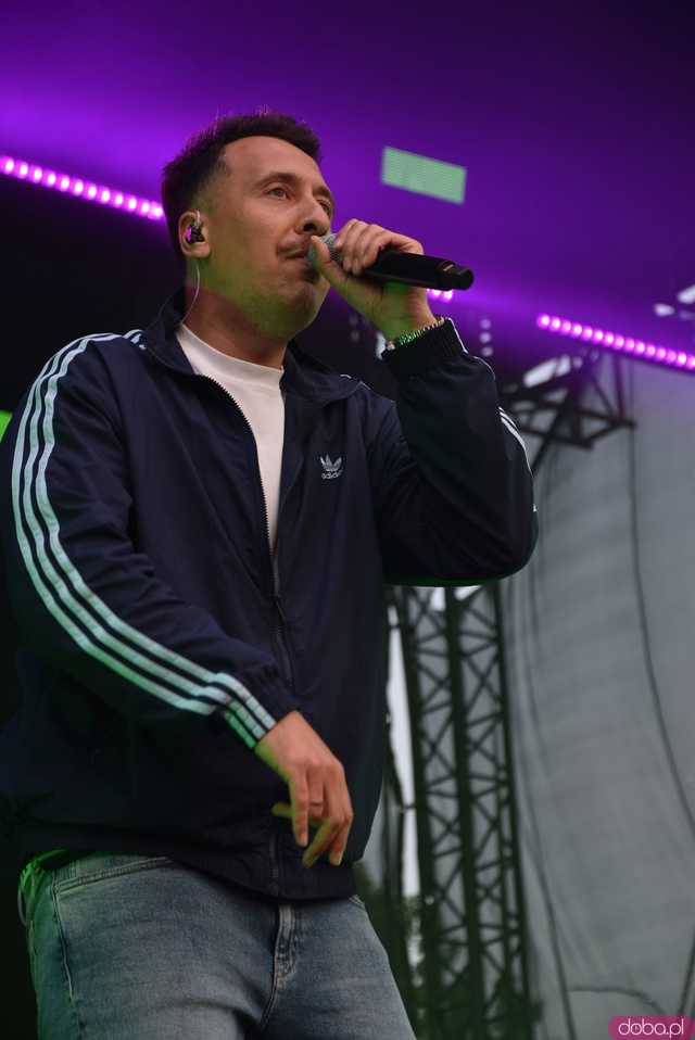 [FOTO] Za nami kolejny koncert na Ziębice FEST. AVI i jego siła hip-hopu rozkołysała publikę 
