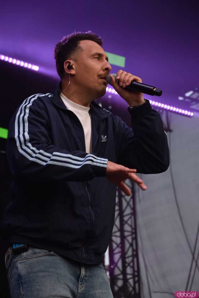 [FOTO] Za nami kolejny koncert na Ziębice FEST. AVI i jego siła hip-hopu rozkołysała publikę 