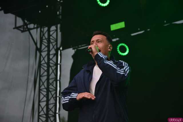 [FOTO] Za nami kolejny koncert na Ziębice FEST. AVI i jego siła hip-hopu rozkołysała publikę 
