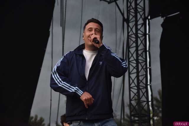 [FOTO] Za nami kolejny koncert na Ziębice FEST. AVI i jego siła hip-hopu rozkołysała publikę 