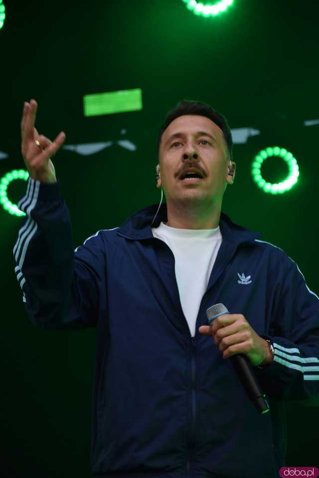 [FOTO] Za nami kolejny koncert na Ziębice FEST. AVI i jego siła hip-hopu rozkołysała publikę 
