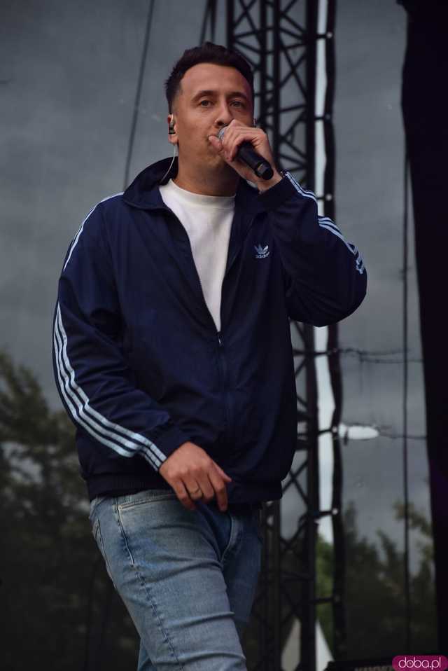 [FOTO] Za nami kolejny koncert na Ziębice FEST. AVI i jego siła hip-hopu rozkołysała publikę 