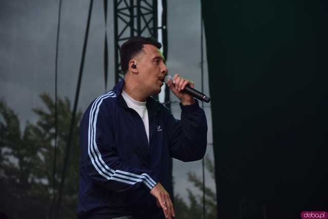 [FOTO] Za nami kolejny koncert na Ziębice FEST. AVI i jego siła hip-hopu rozkołysała publikę 