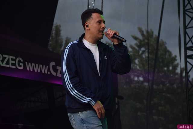 [FOTO] Za nami kolejny koncert na Ziębice FEST. AVI i jego siła hip-hopu rozkołysała publikę 