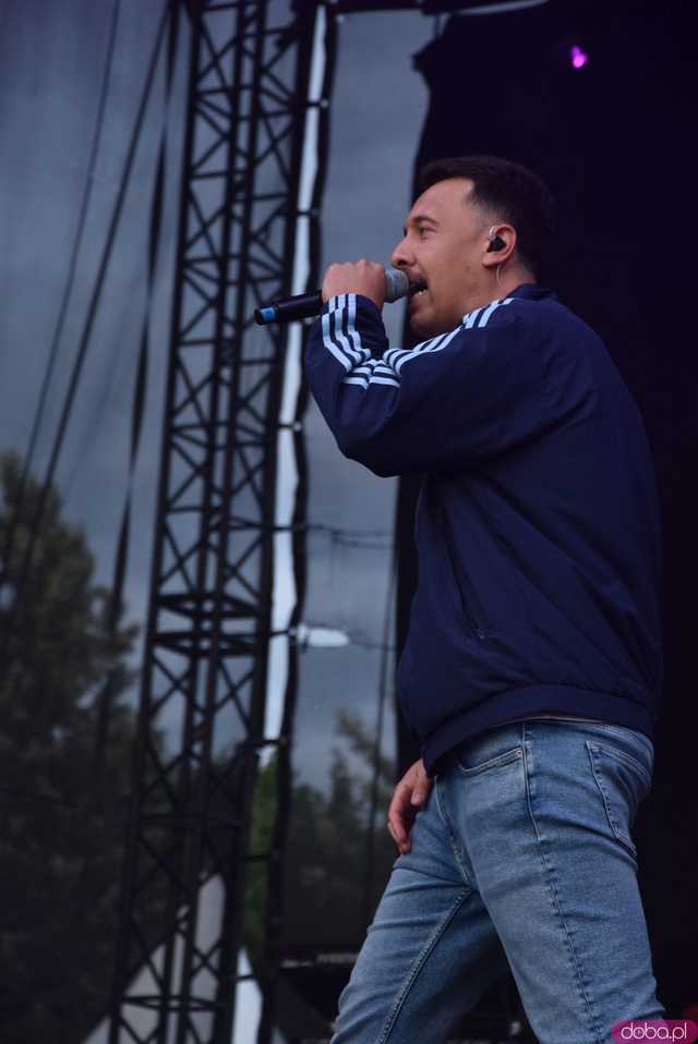 [FOTO] Za nami kolejny koncert na Ziębice FEST. AVI i jego siła hip-hopu rozkołysała publikę 