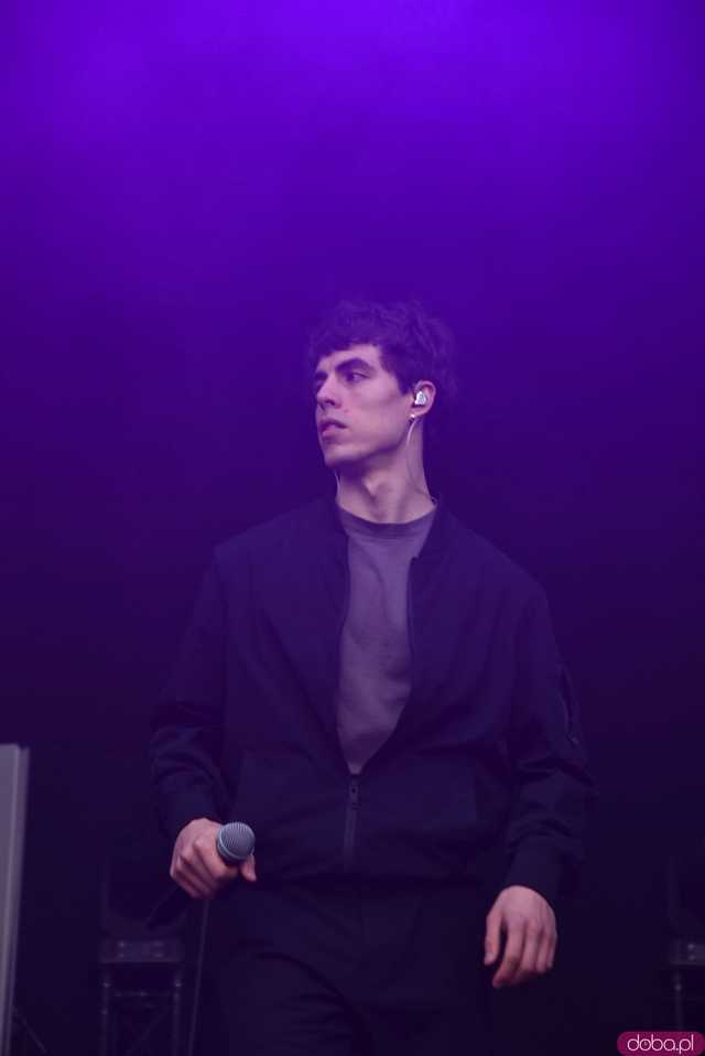 [FOTO] Za nami kolejny koncert na Ziębice FEST. AVI i jego siła hip-hopu rozkołysała publikę 