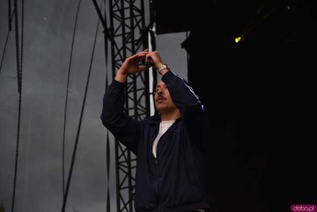 [FOTO] Za nami kolejny koncert na Ziębice FEST. AVI i jego siła hip-hopu rozkołysała publikę 