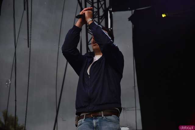 [FOTO] Za nami kolejny koncert na Ziębice FEST. AVI i jego siła hip-hopu rozkołysała publikę 