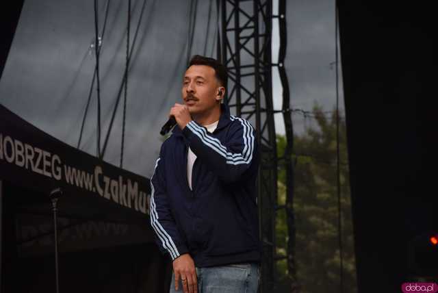 [FOTO] Za nami kolejny koncert na Ziębice FEST. AVI i jego siła hip-hopu rozkołysała publikę 