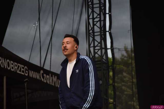 [FOTO] Za nami kolejny koncert na Ziębice FEST. AVI i jego siła hip-hopu rozkołysała publikę 