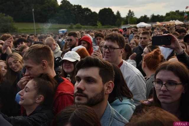 [FOTO] Za nami kolejny koncert na Ziębice FEST. AVI i jego siła hip-hopu rozkołysała publikę 