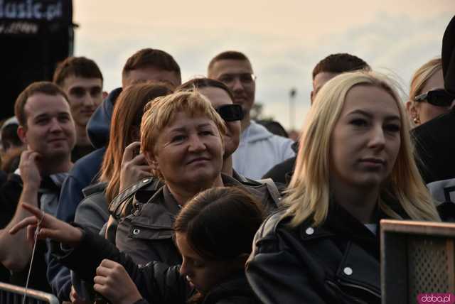 [FOTO] Za nami kolejny koncert na Ziębice FEST. AVI i jego siła hip-hopu rozkołysała publikę 
