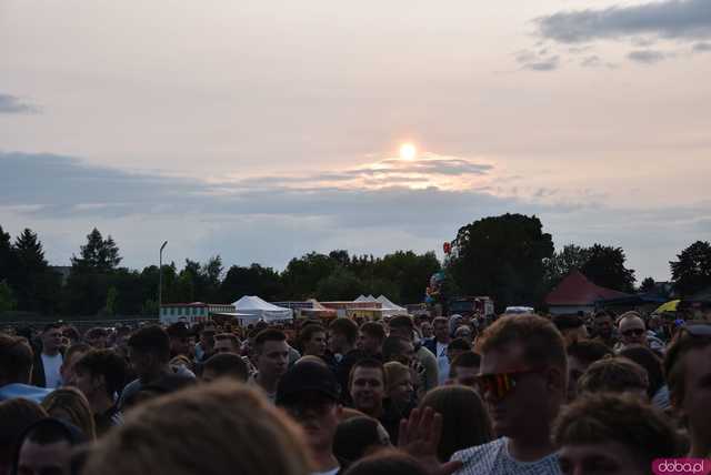 [FOTO] Za nami kolejny koncert na Ziębice FEST. AVI i jego siła hip-hopu rozkołysała publikę 