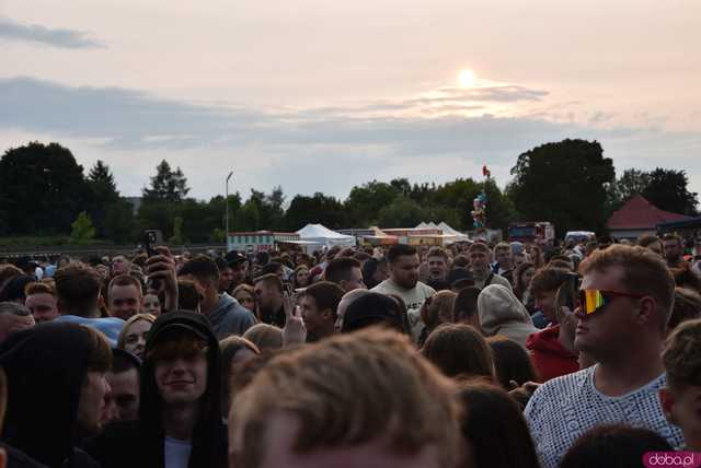 [FOTO] Za nami kolejny koncert na Ziębice FEST. AVI i jego siła hip-hopu rozkołysała publikę 