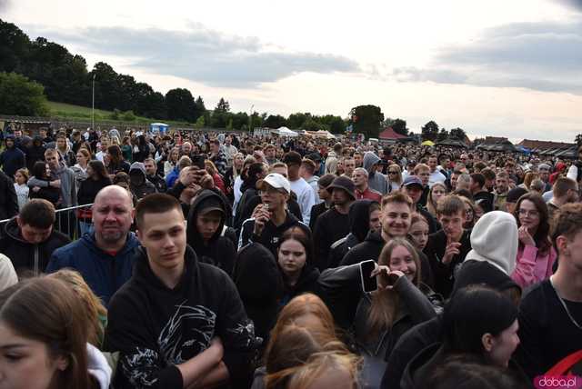 [FOTO] Za nami kolejny koncert na Ziębice FEST. AVI i jego siła hip-hopu rozkołysała publikę 