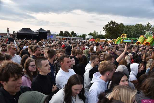 [FOTO] Za nami kolejny koncert na Ziębice FEST. AVI i jego siła hip-hopu rozkołysała publikę 