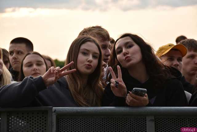 [FOTO] Za nami kolejny koncert na Ziębice FEST. AVI i jego siła hip-hopu rozkołysała publikę 