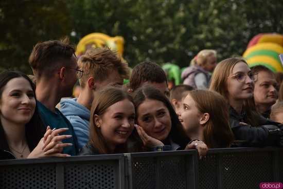 [FOTO] Za nami kolejny koncert na Ziębice FEST. AVI i jego siła hip-hopu rozkołysała publikę 