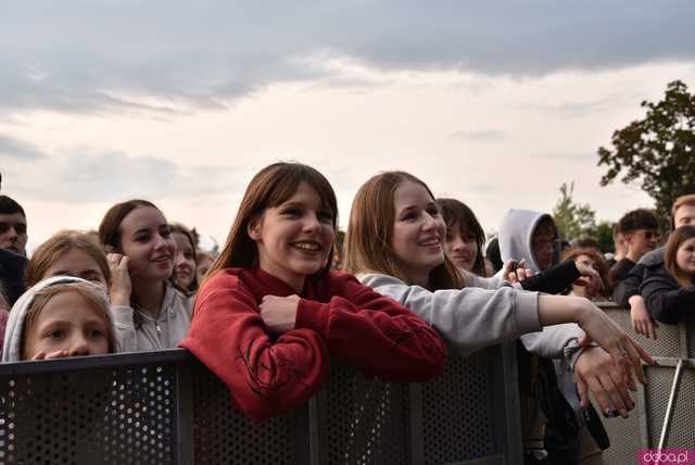 [FOTO] Za nami kolejny koncert na Ziębice FEST. AVI i jego siła hip-hopu rozkołysała publikę 