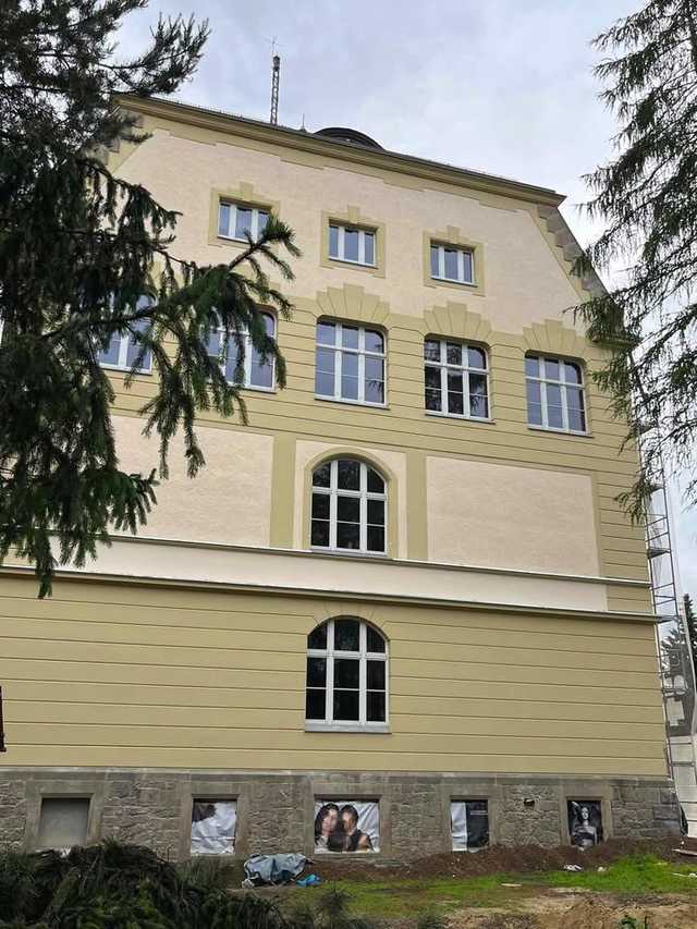 [FOTO] Trwa remont elewacji Zespołu Szkół Zawodowych. Inwestycja zakończy się latem 