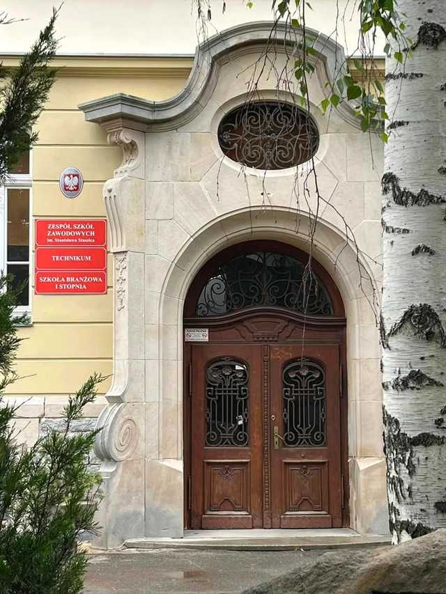 [FOTO] Trwa remont elewacji Zespołu Szkół Zawodowych. Inwestycja zakończy się latem 