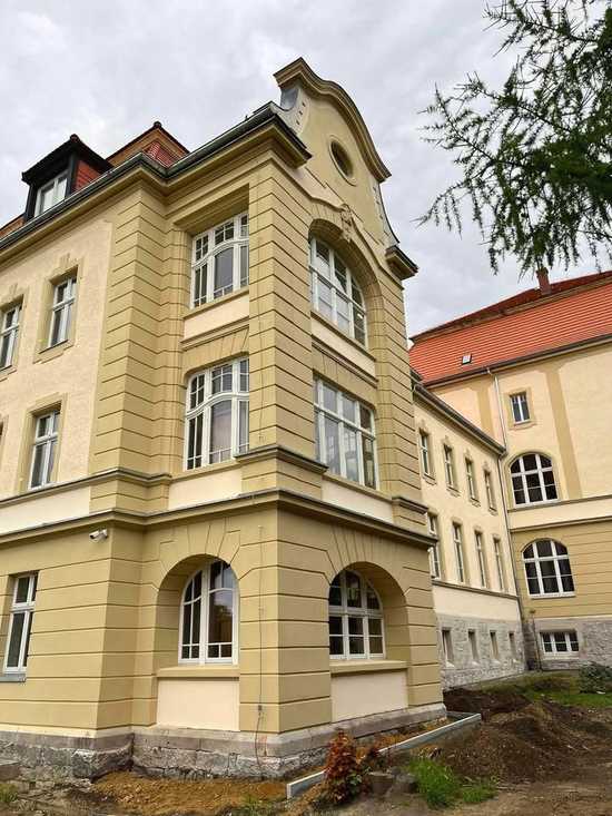 [FOTO] Trwa remont elewacji Zespołu Szkół Zawodowych. Inwestycja zakończy się latem 