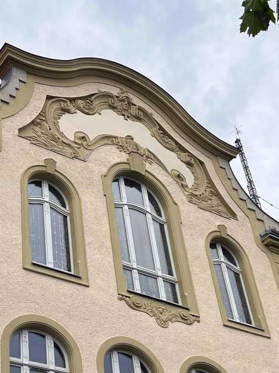 [FOTO] Trwa remont elewacji Zespołu Szkół Zawodowych. Inwestycja zakończy się latem 