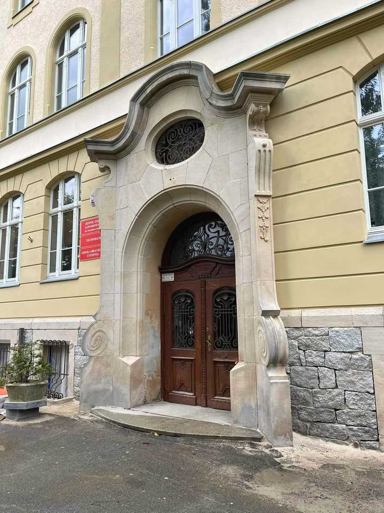 [FOTO] Trwa remont elewacji Zespołu Szkół Zawodowych. Inwestycja zakończy się latem 