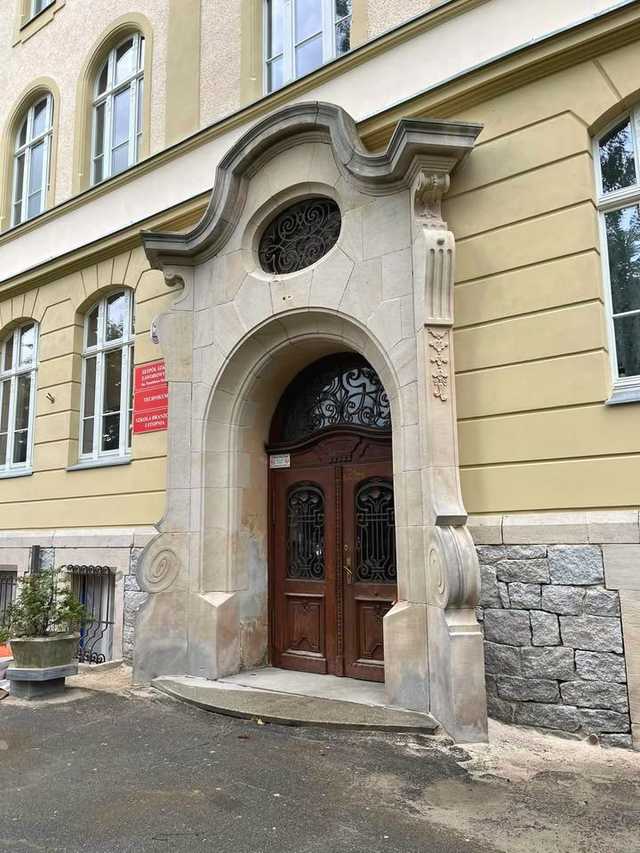 [FOTO] Trwa remont elewacji Zespołu Szkół Zawodowych. Inwestycja zakończy się latem 