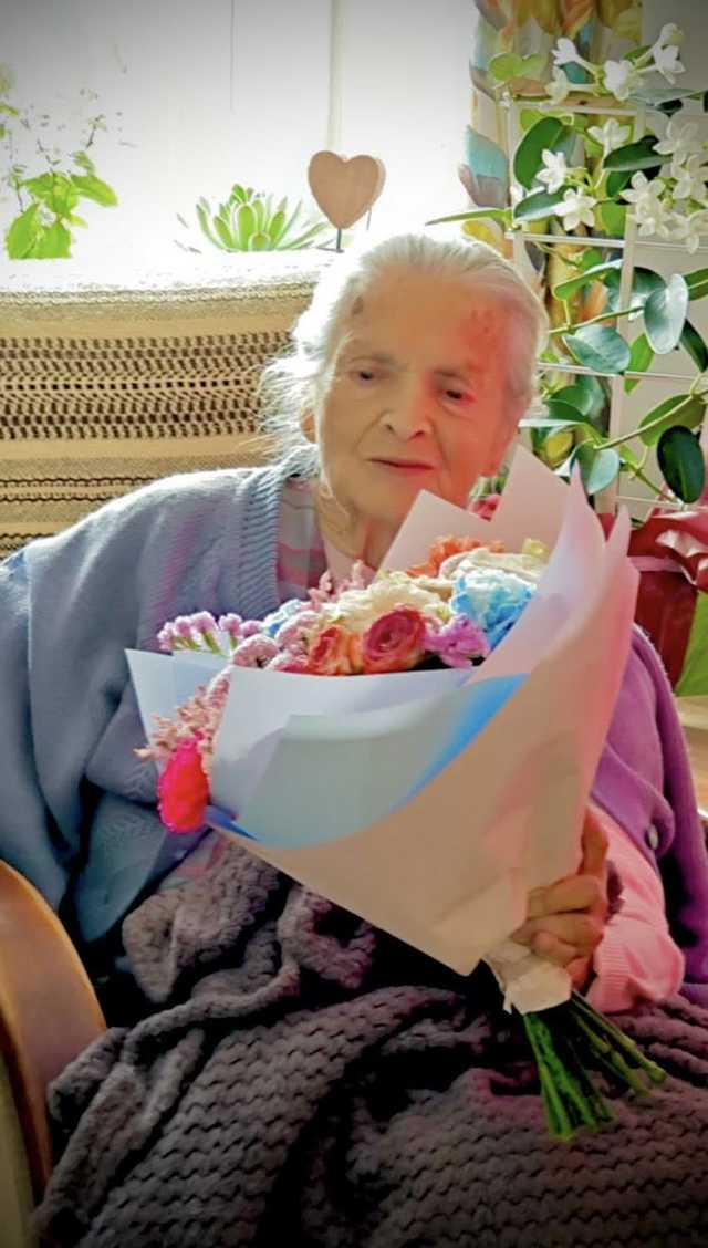 [FOTO] 102. urodziny Pani Julii Terleckiej. Wójt gminy Stoszowice złożyła jubilatce życzenia