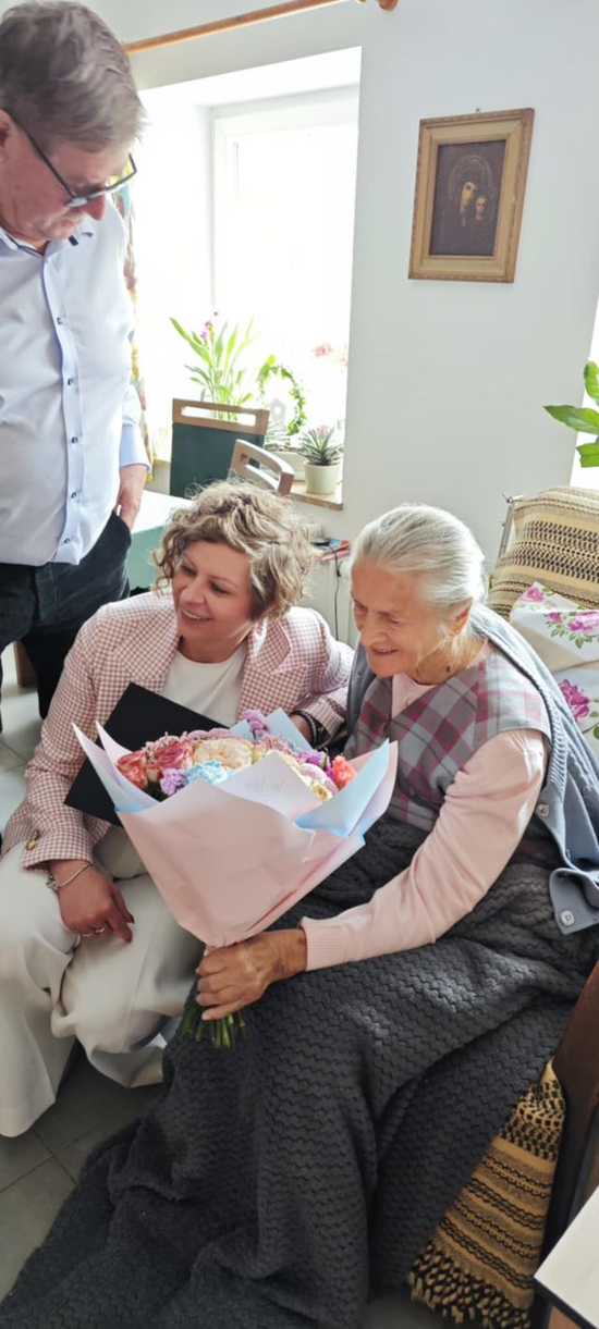 [FOTO] 102. urodziny Pani Julii Terleckiej. Wójt gminy Stoszowice złożyła jubilatce życzenia