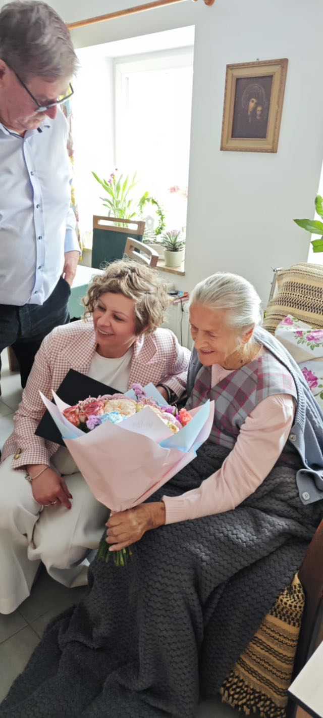 [FOTO] 102. urodziny Pani Julii Terleckiej. Wójt gminy Stoszowice złożyła jubilatce życzenia