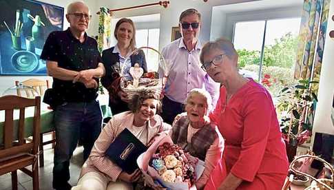 [FOTO] 102. urodziny Pani Julii Terleckiej. Wójt gminy Stoszowice złożyła jubilatce życzenia