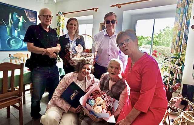 [FOTO] 102. urodziny Pani Julii Terleckiej. Wójt gminy Stoszowice złożyła jubilatce życzenia