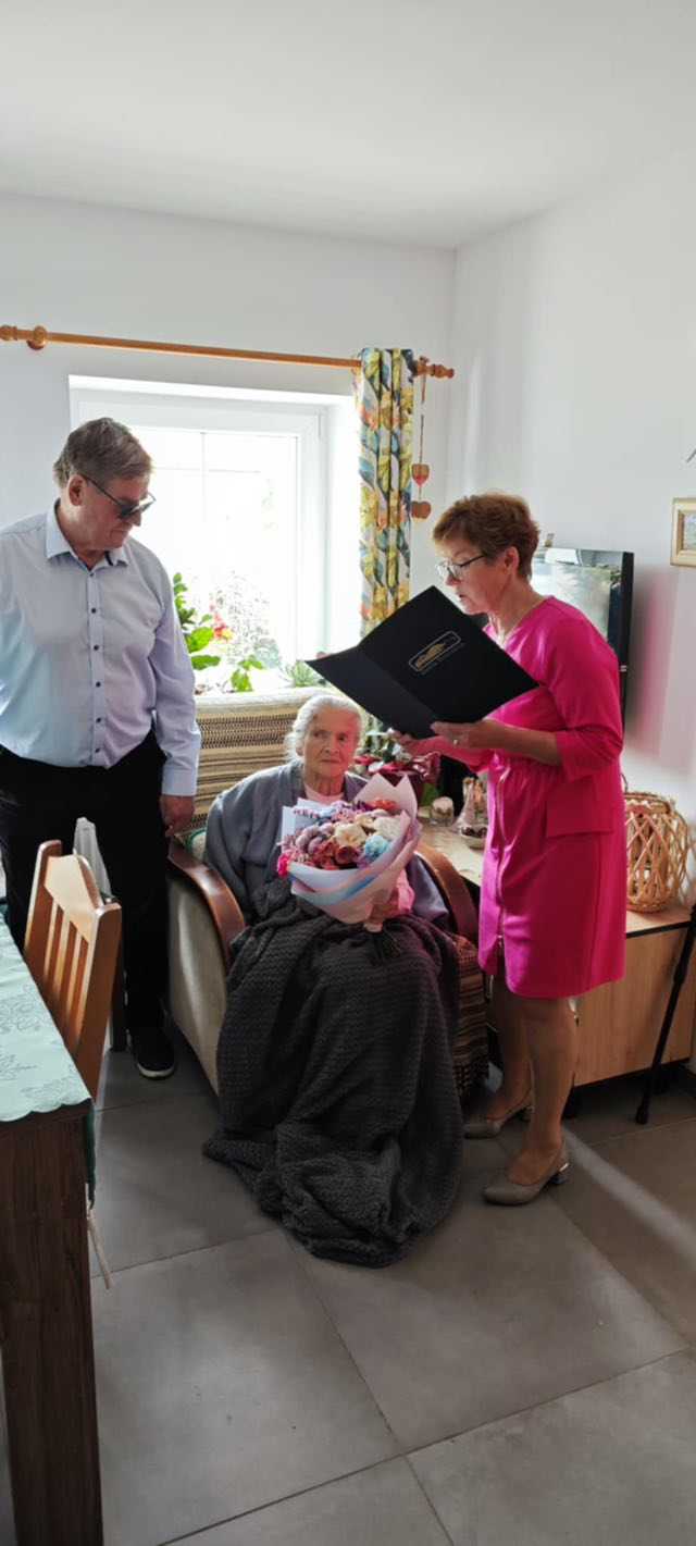 [FOTO] 102. urodziny Pani Julii Terleckiej. Wójt gminy Stoszowice złożyła jubilatce życzenia