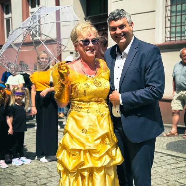 [FOTO] Szykowne stroje, uroczysty pochód i dobra zabawa! Międzypokoleniowa Biesiada Historyczna na ząbkowickim zamku