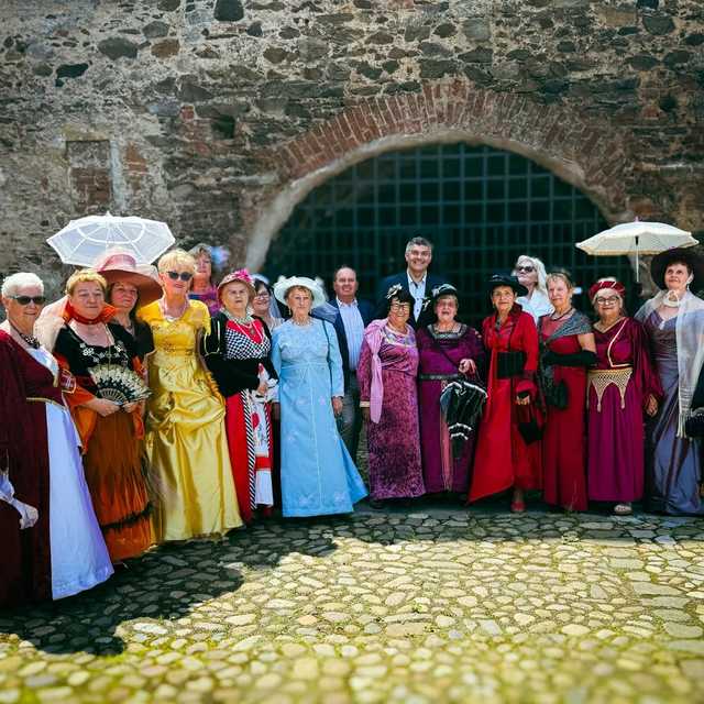 [FOTO] Szykowne stroje, uroczysty pochód i dobra zabawa! Międzypokoleniowa Biesiada Historyczna na ząbkowickim zamku