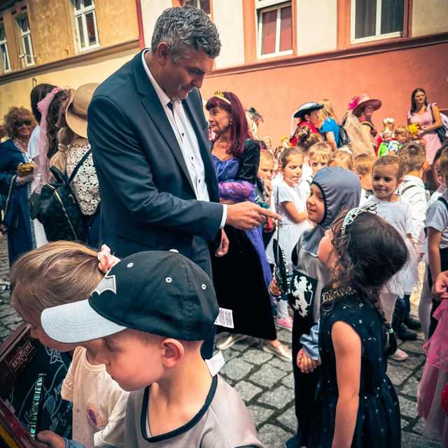 [FOTO] Szykowne stroje, uroczysty pochód i dobra zabawa! Międzypokoleniowa Biesiada Historyczna na ząbkowickim zamku