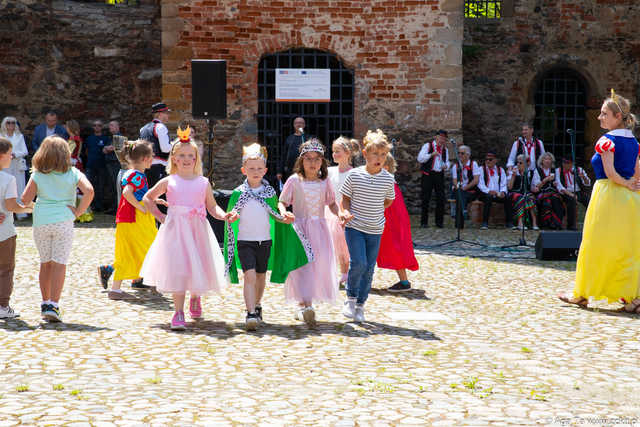 [FOTO] Szykowne stroje, uroczysty pochód i dobra zabawa! Międzypokoleniowa Biesiada Historyczna na ząbkowickim zamku